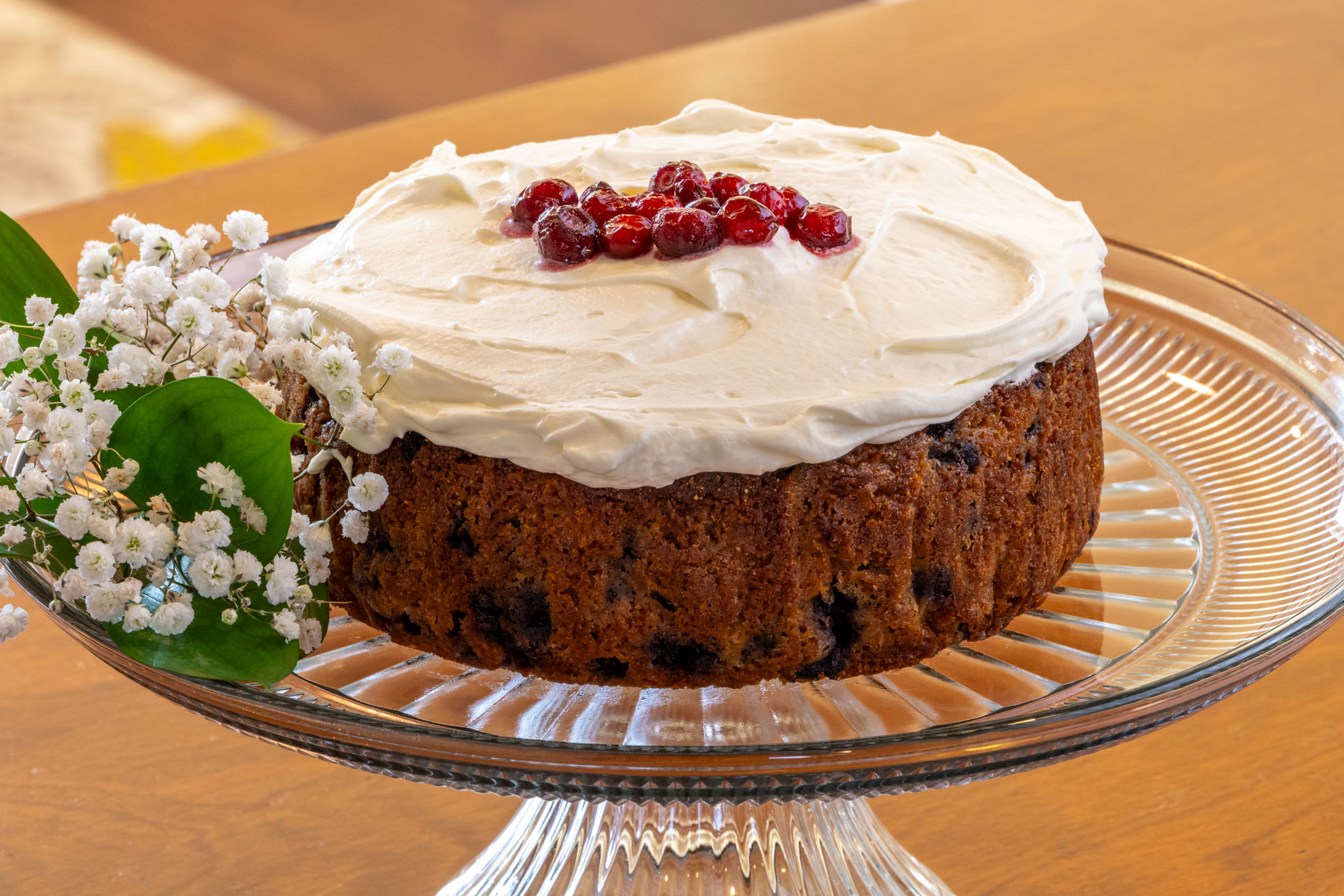 Huckleberry Honey Cake
.
1/2 cup butter, softened
1/2 cup organic cane sugar
1/2 cup honey
3 eggs + 1 egg yolk, beaten
3/4 cup whole milk
1 1/2 cups + 1 tbsp masa harina corn flour, divided
2 tsp baking powder
1/8 tsp sea salt
1 cup frozen huckleberries (or sub wild blueberries)
1 cup heavy whipping cream
8 oz mascarpone cheese
1/4 cup powdered sugar
1 tsp lemon juice
1/4 tsp vanilla
.
By: @michalthewriter 
Photography by: @joelrinerphotography