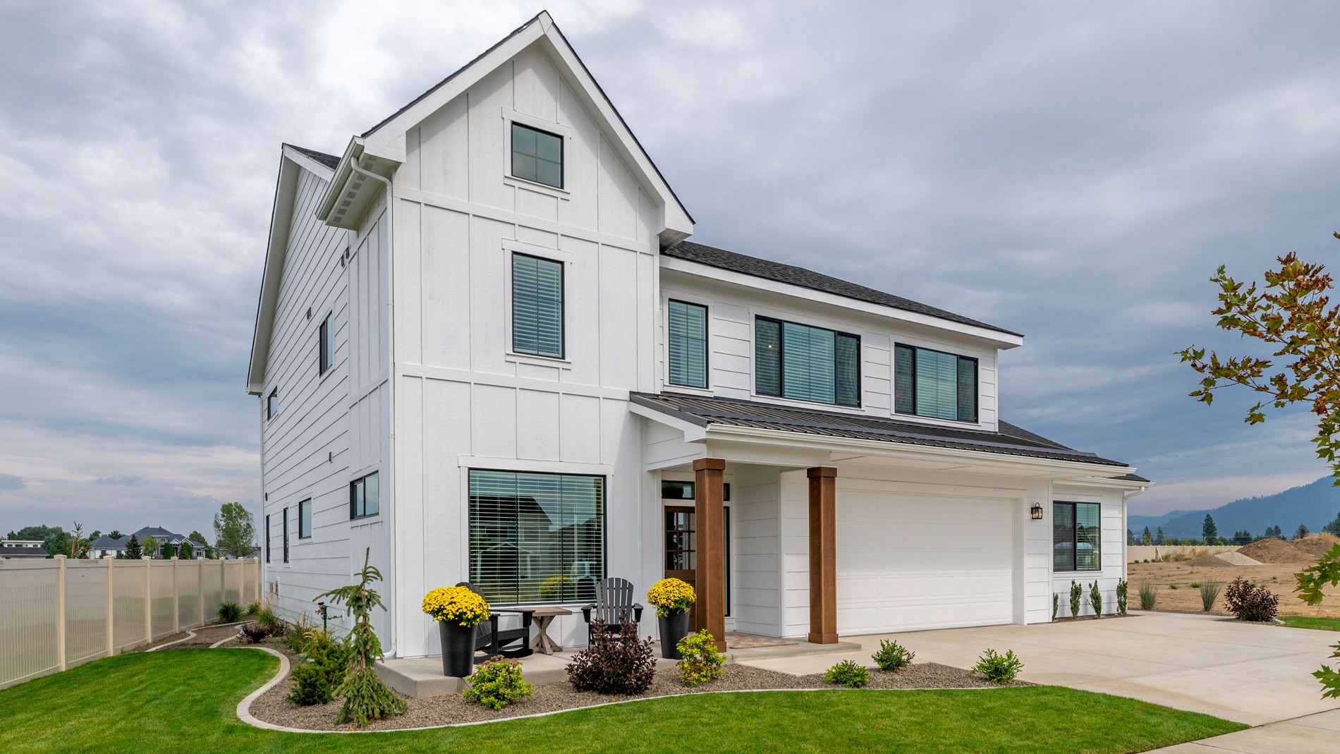 Charming Greenstone Farmhouse
.
"The home was featured in North Idaho Building Contractors Association’s Parade of Homes in 2024, where it received Hemlock awards for best kitchen, best interior, and best curb appeal."
.
Builder: @greenstone_homes 
.
By: Joe Butler
.
Photography by: @joelrinerphotography